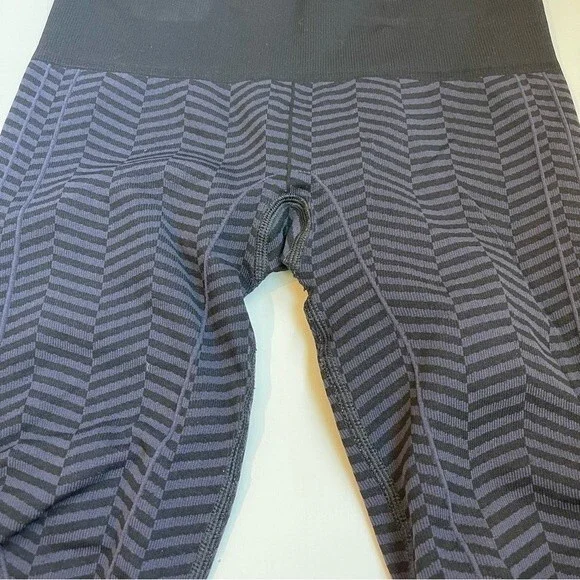 Lululemon In The Flow Crop II Heathered Naval Blue
Seamless Size 4 - Picture 12 of 13
